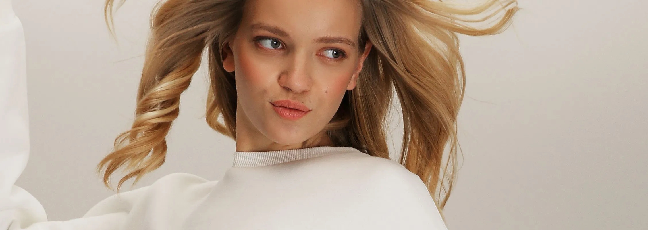 Портрет усміхненої дівчини.