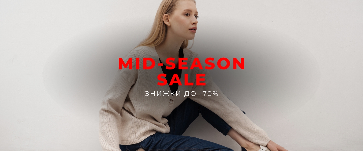 Дівчина у бежевому светрі та джинсах BOKO KYIV