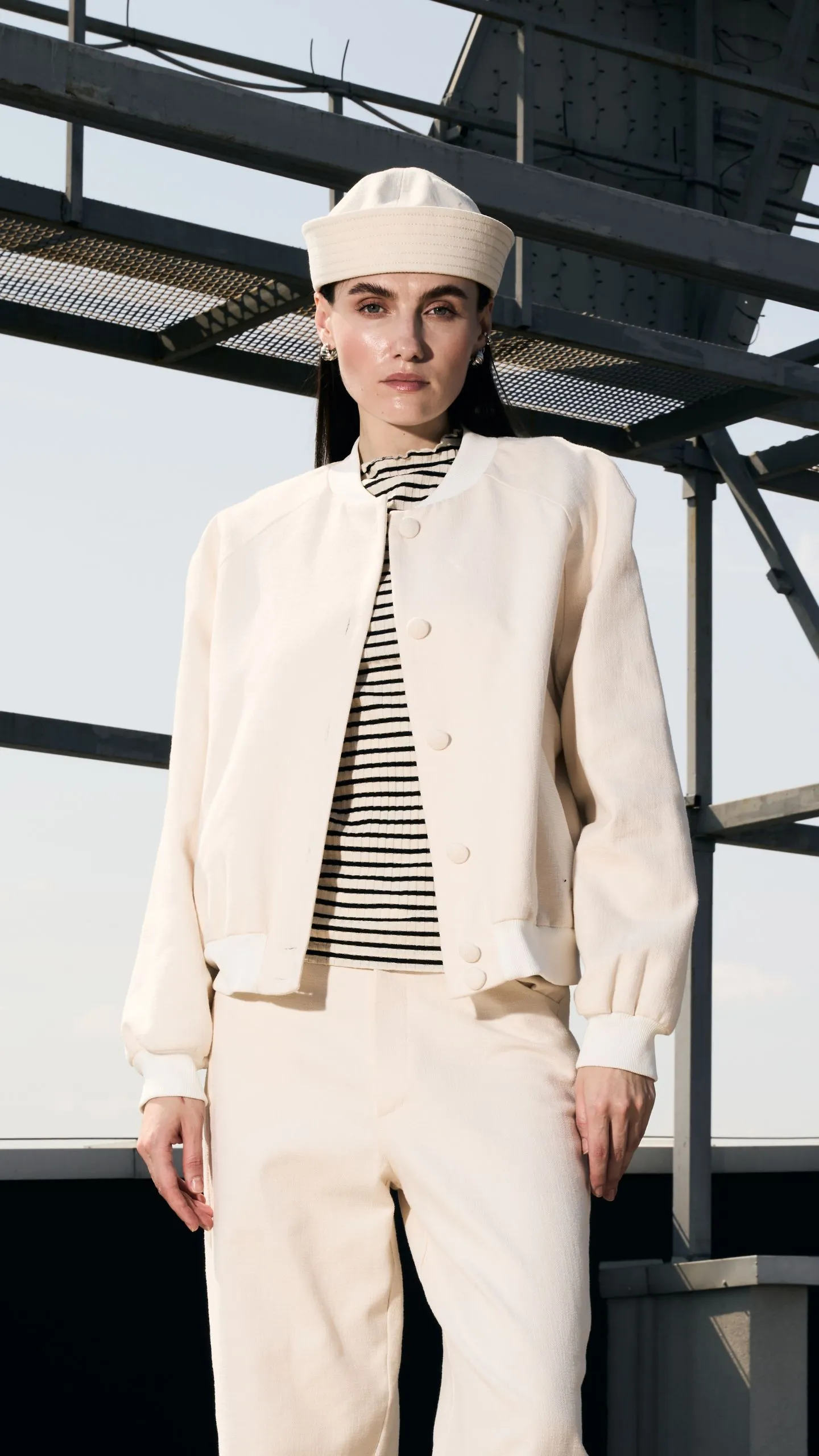 Бомбер молочний