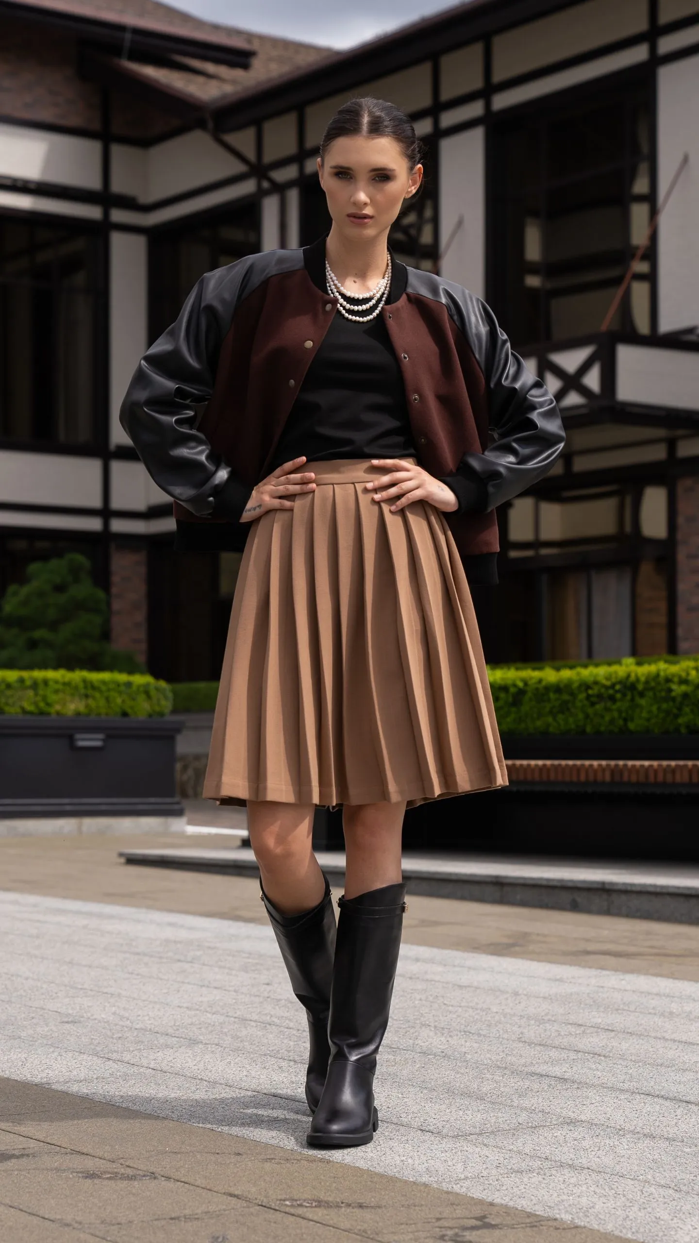 Образ із чорним лонгсліфом, бежевою спідницею-плісе та високими жокейськими чоботами
