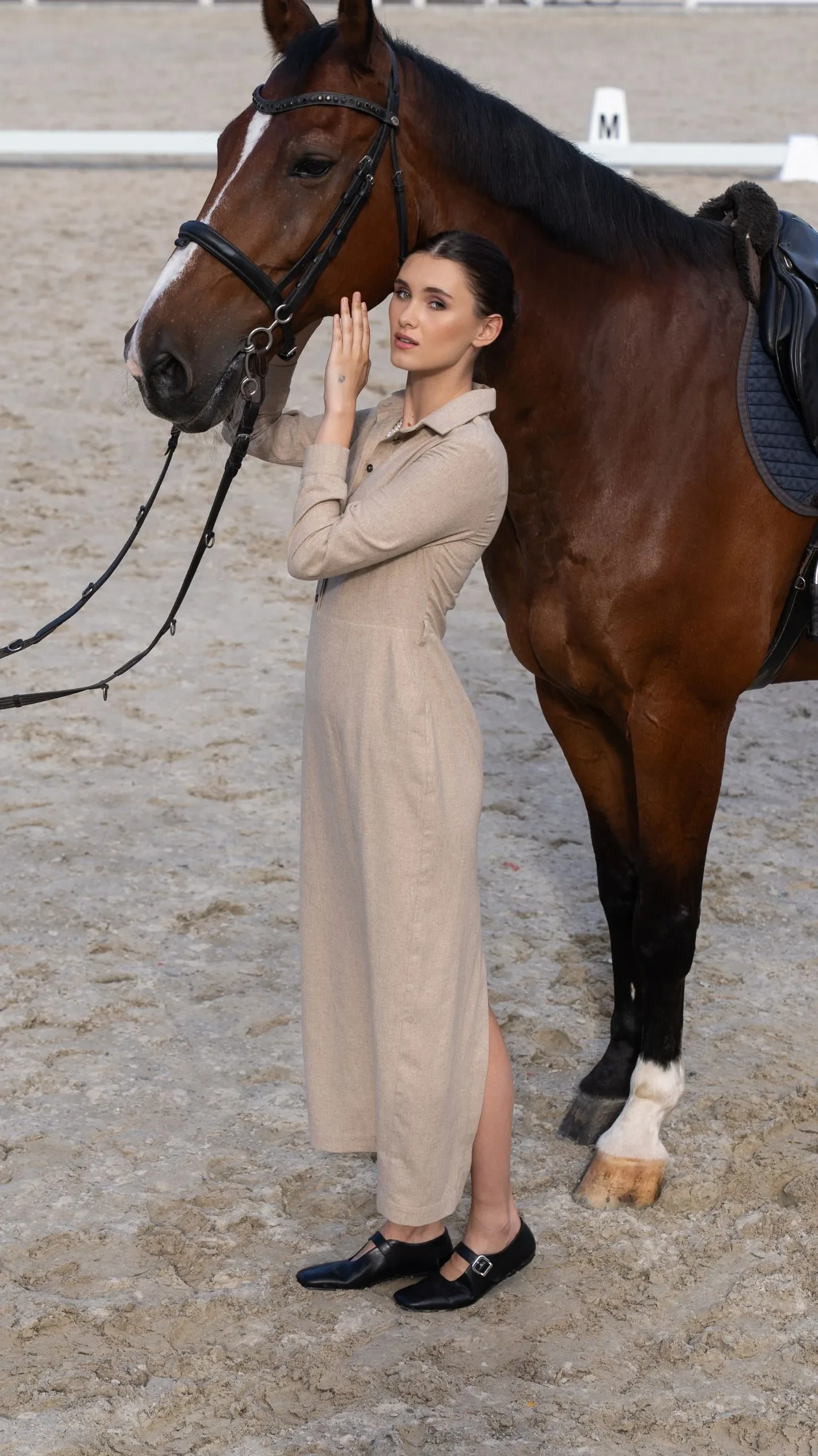 Аутфіт WEDNESDAY: бежева сукня-міді та чорні балетки — поєднання легкості й гармонії