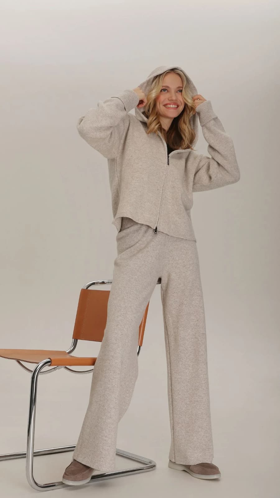 Жінка у бежевих трикотажних штанах, повний зріст, студійне фото (зображення 1 з 5)