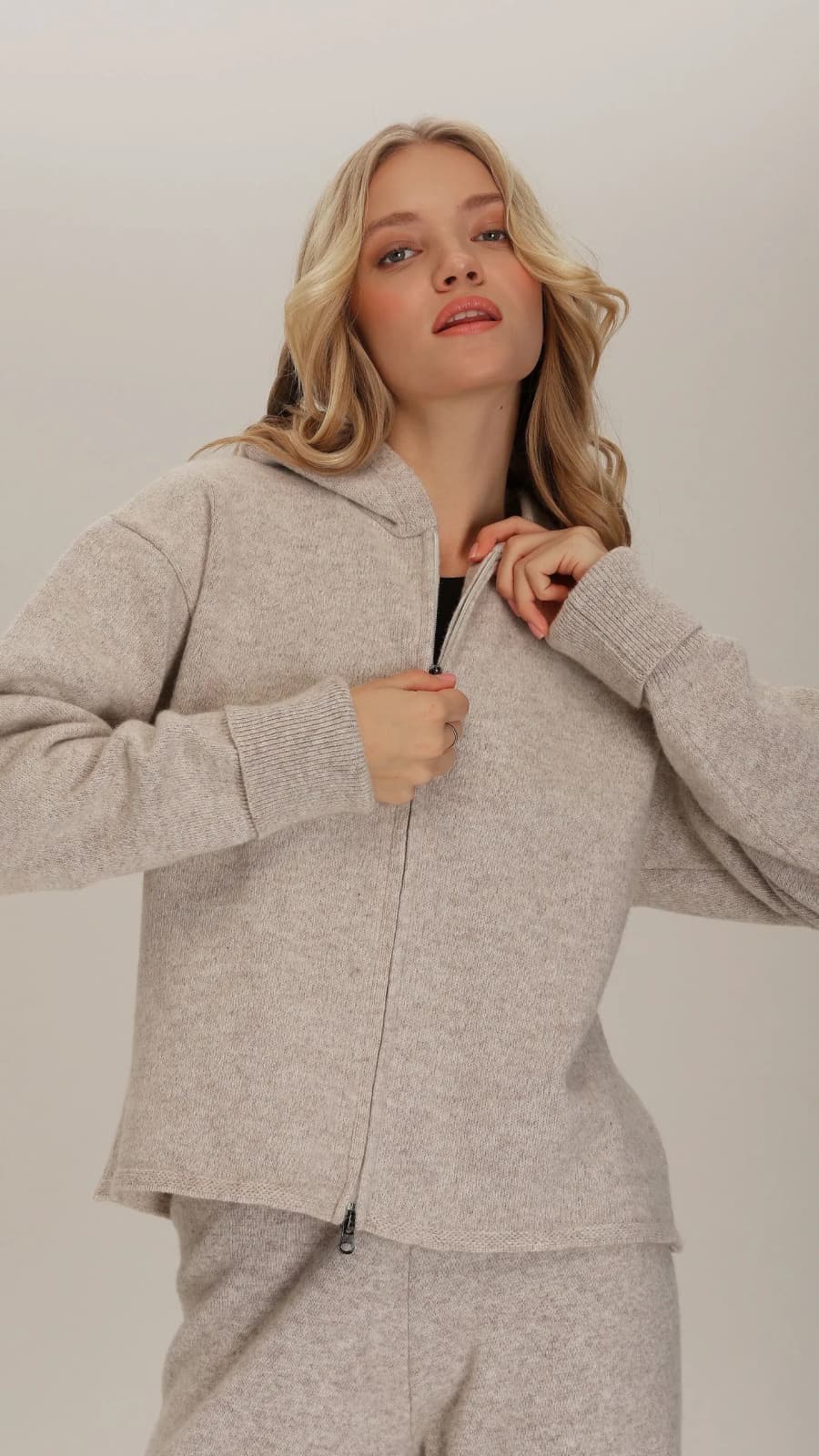 Бежева трикотажна кофта з вовни — фронтальний вигляд на моделі (зображення 1 з 9)