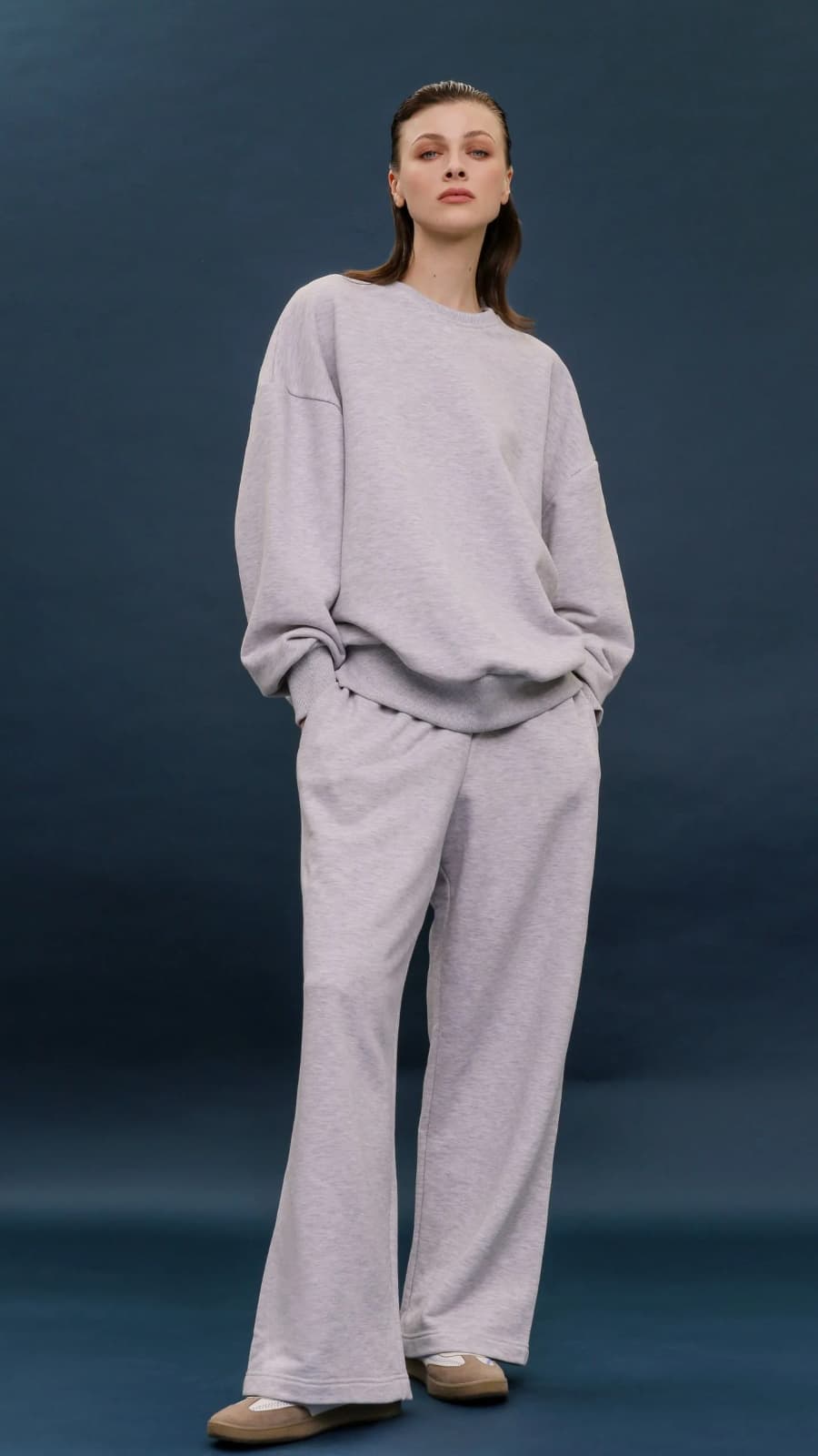 Жіночі спортивні штани прямого крою, сірий меланж, на моделі — повний зріст. (зображення 1 з 13)