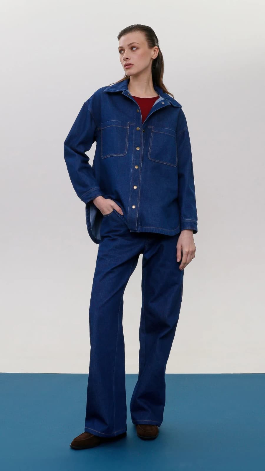 Жіноча синя джинсова сорочка на моделі, вигляд спереду — прямий крій, кнопки (зображення 1 з 4)