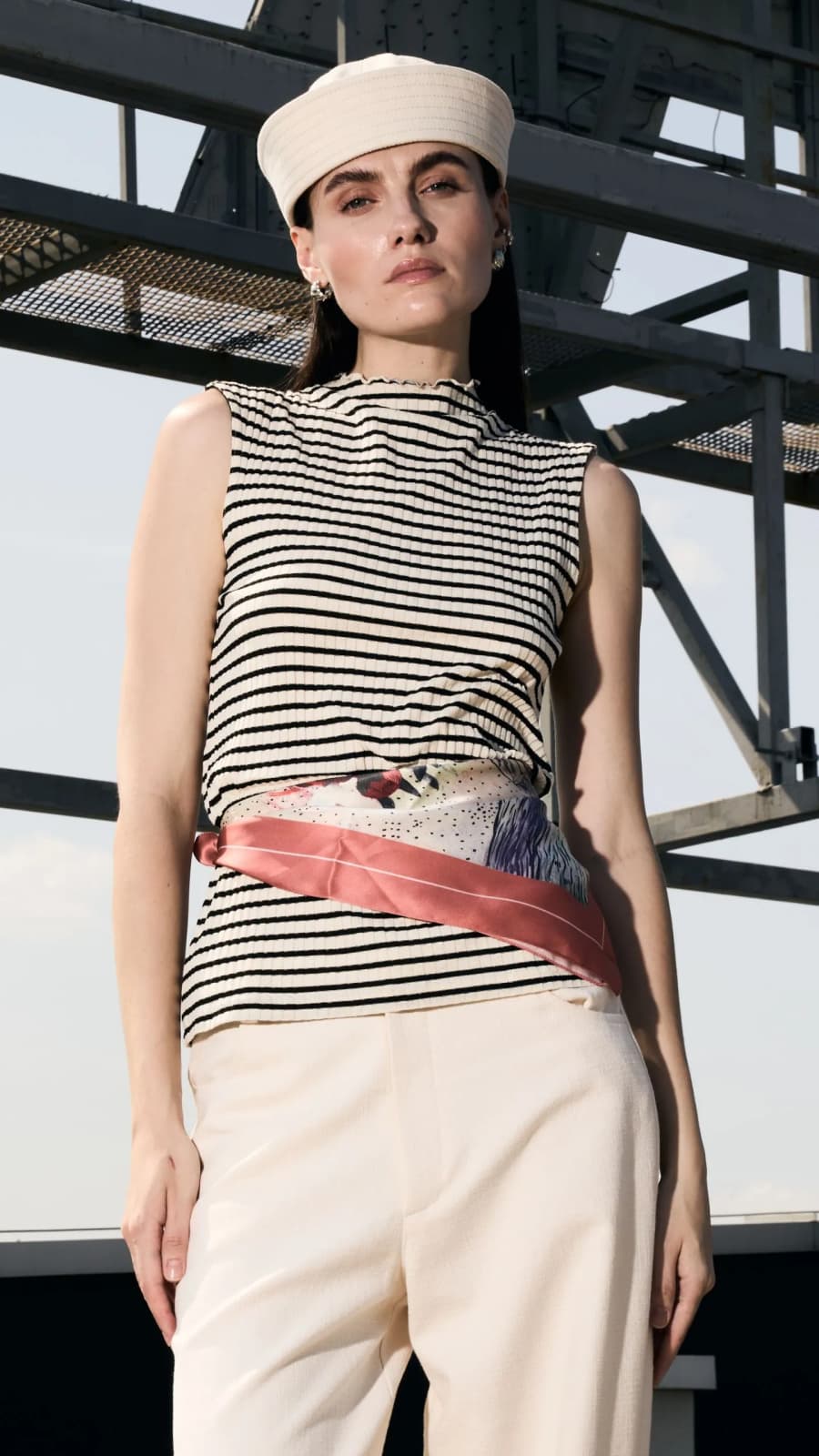 Майка молочна у чорну полоску з кромкою піко — вигляд спереду (зображення 1 з 2)