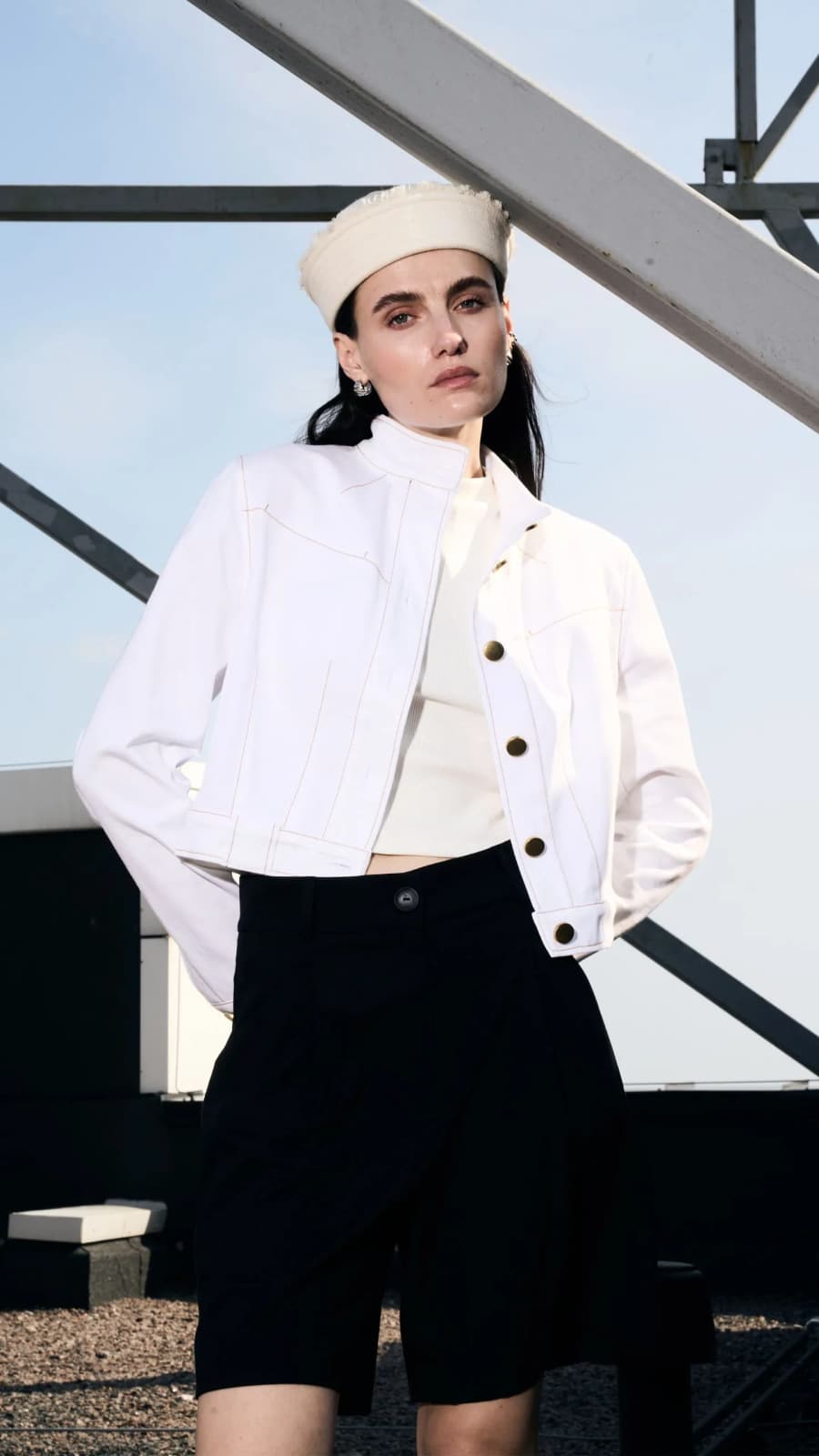 Молочна джинсова куртка BOKO на моделі, вкорочений крій (зображення 1 з 2)