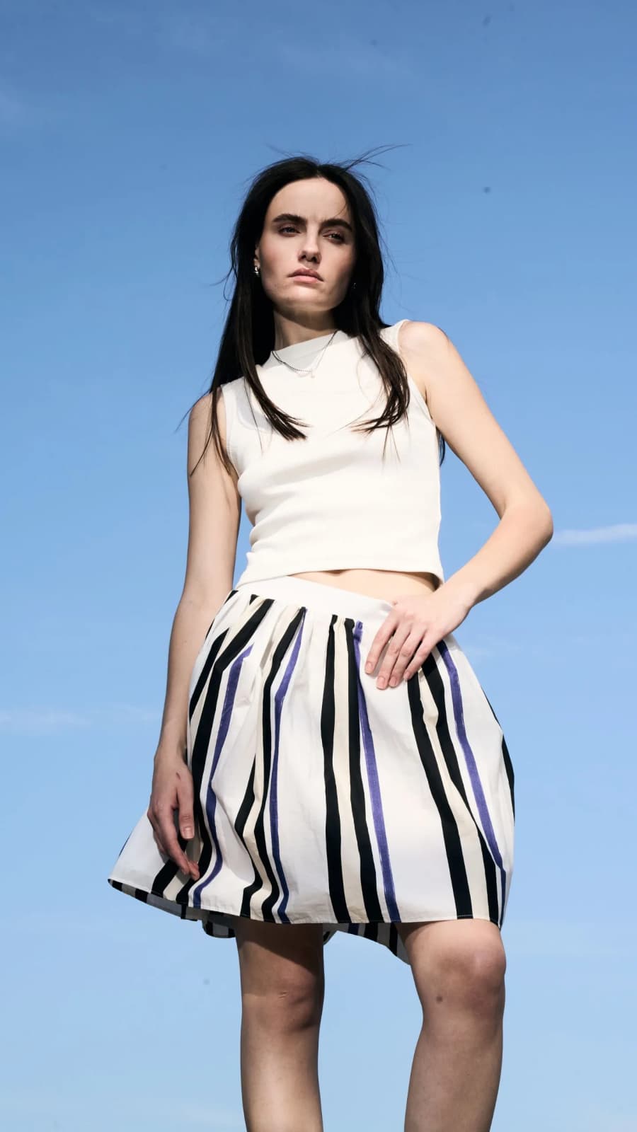 Мініспідниця у синю смужку з бавовни на моделі, вид спереду (зображення 1 з 2)