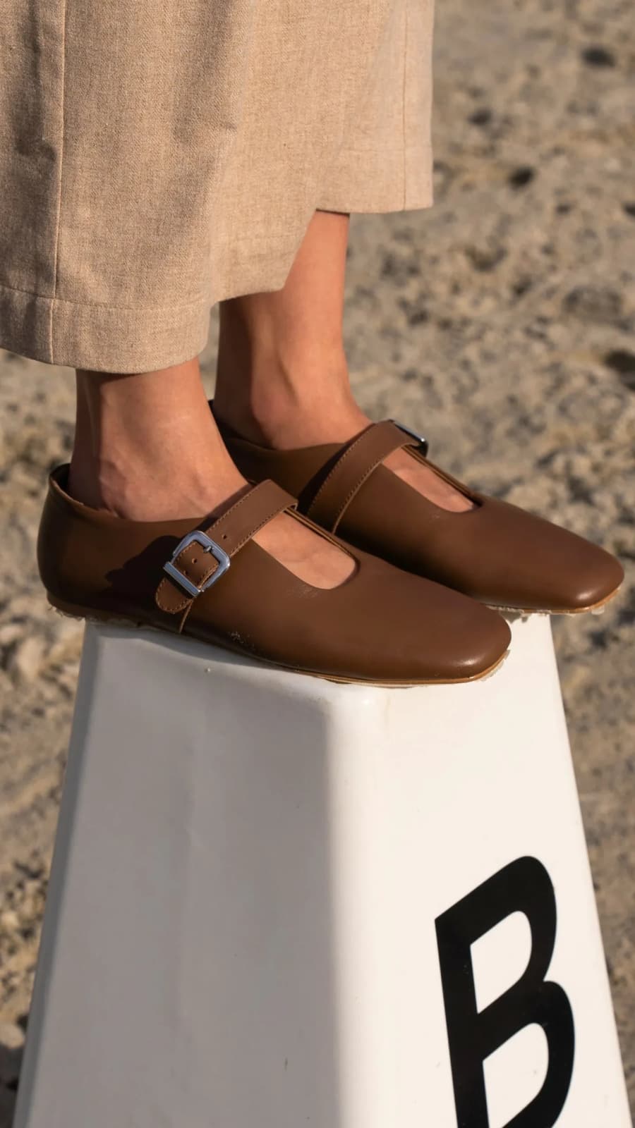 Деталь пари бежевих шкіряних балеток — квадратний мисок та гладка шкіра (зображення 1 з 3)