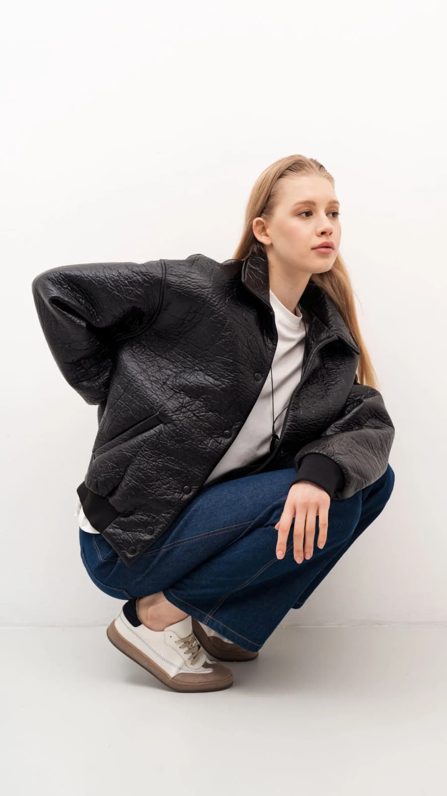 Жіночий чорний бомпер з фактурної шерсті з напиленням, oversize, фронтальний вигляд на модел (зображення 1 з 4)