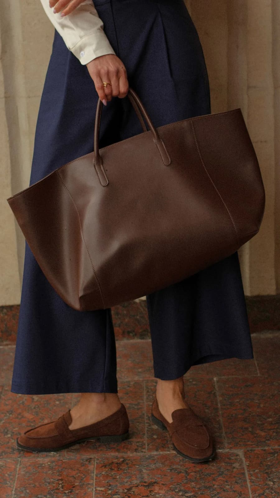 Крупний план шоколадного шопера Aster в руці — подвійні ручки й фактура матеріалу (зображення 1 з 3)