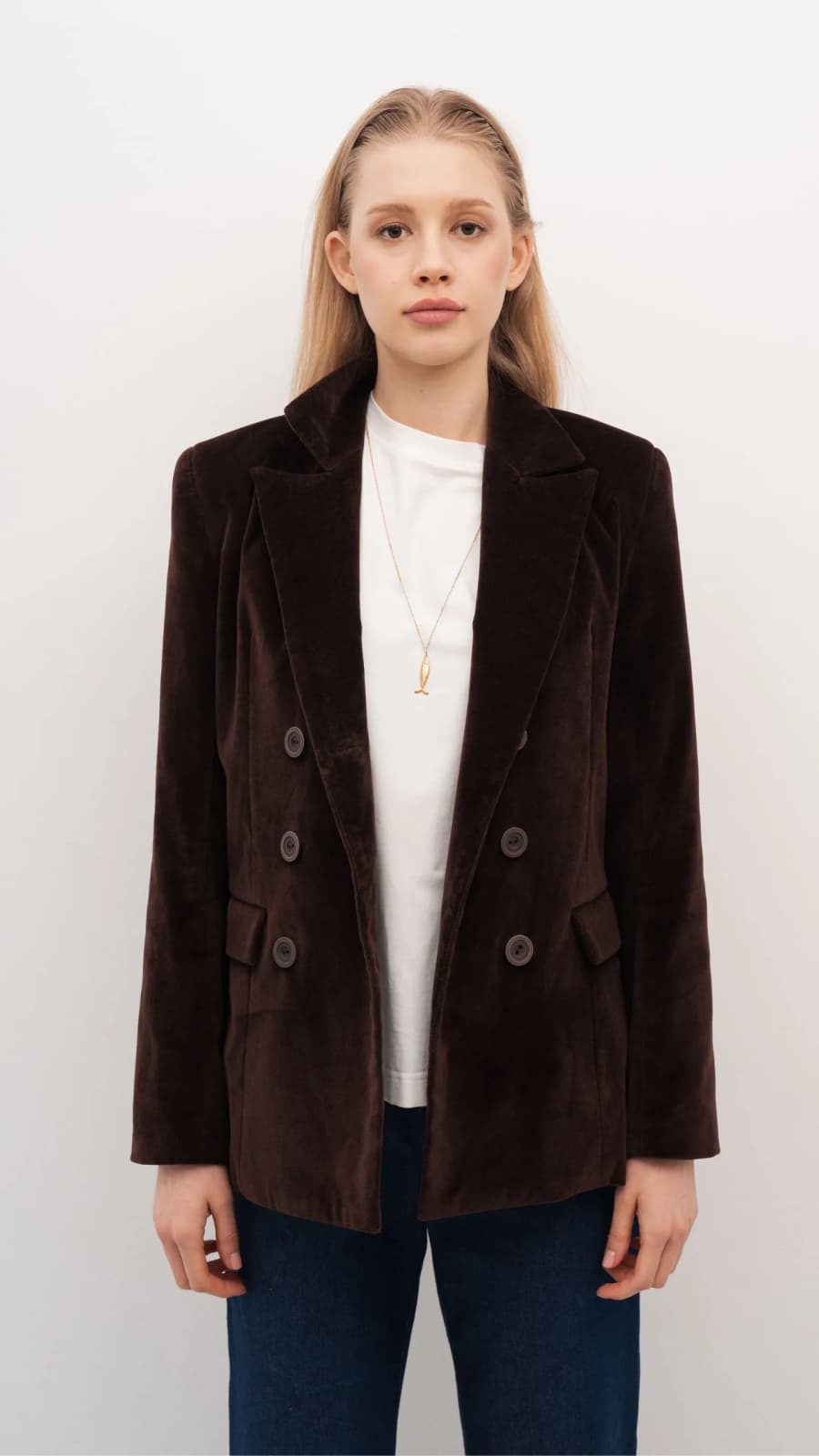 Шоколадний велюровий піджак жіночий, класичний крій, вид спереду зігнута рука. (зображення 1 з 7)