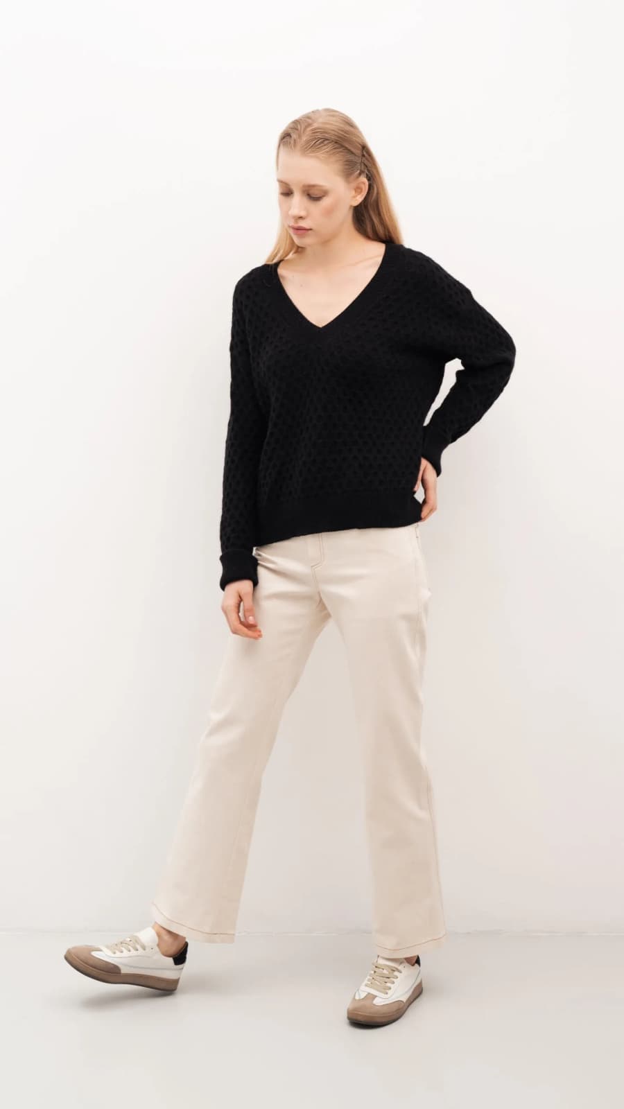 Джинси wide leg молочного кольору на моделі, повний зріст. (зображення 1 з 12)