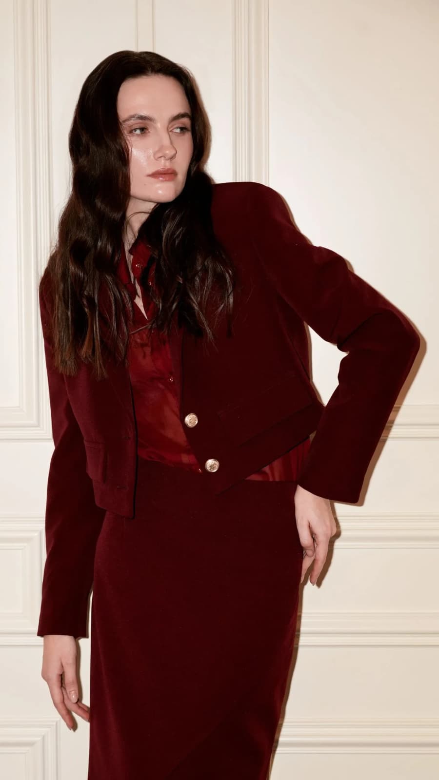 Жіночий укорочений бордовий піджак із металевими ґудзиками — крупний план на лацкани (зображення 1 з 5)