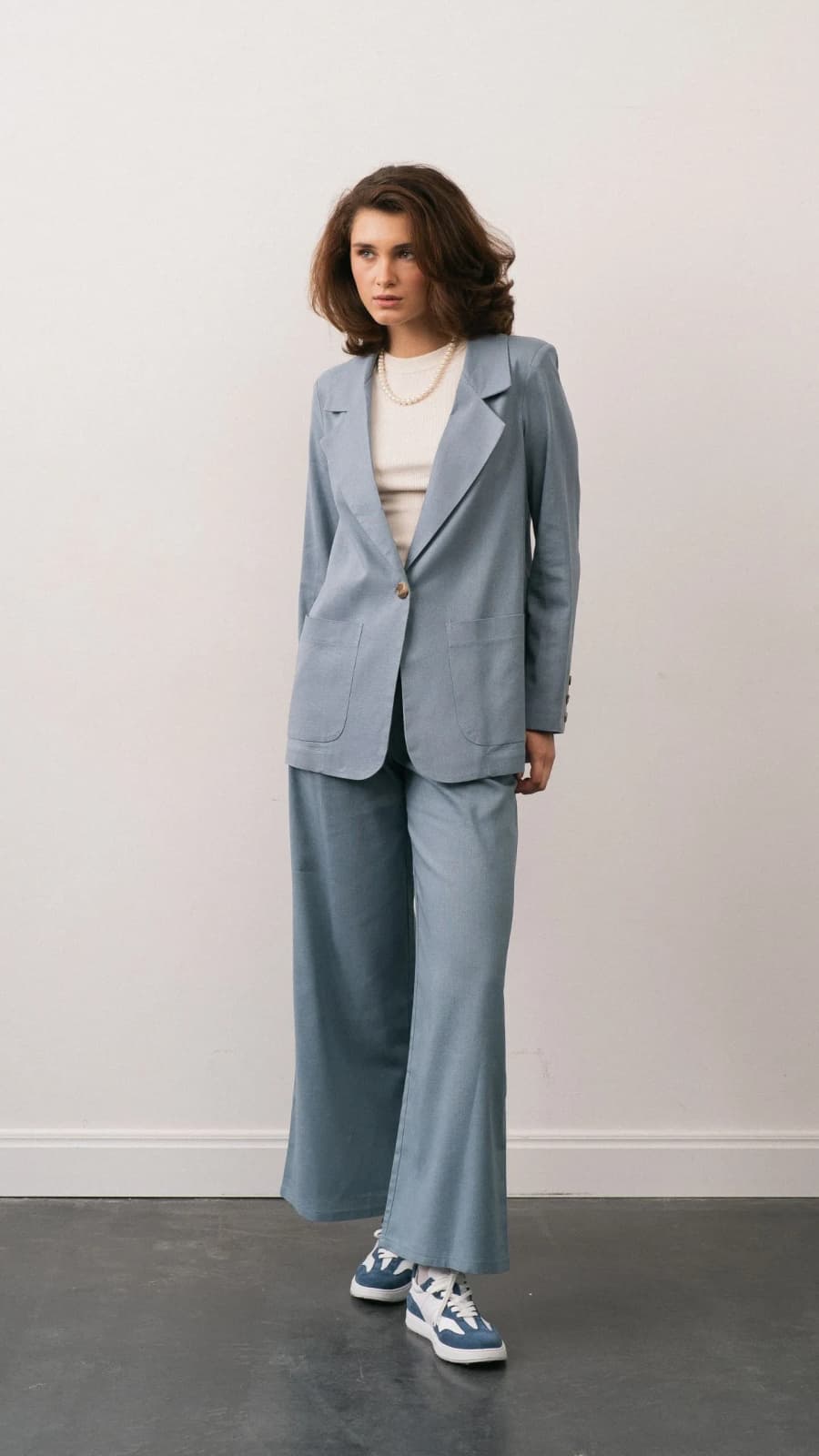 Модель у блакитному лляному піджаку з широкими штанами, повний зріст (зображення 1 з 7)