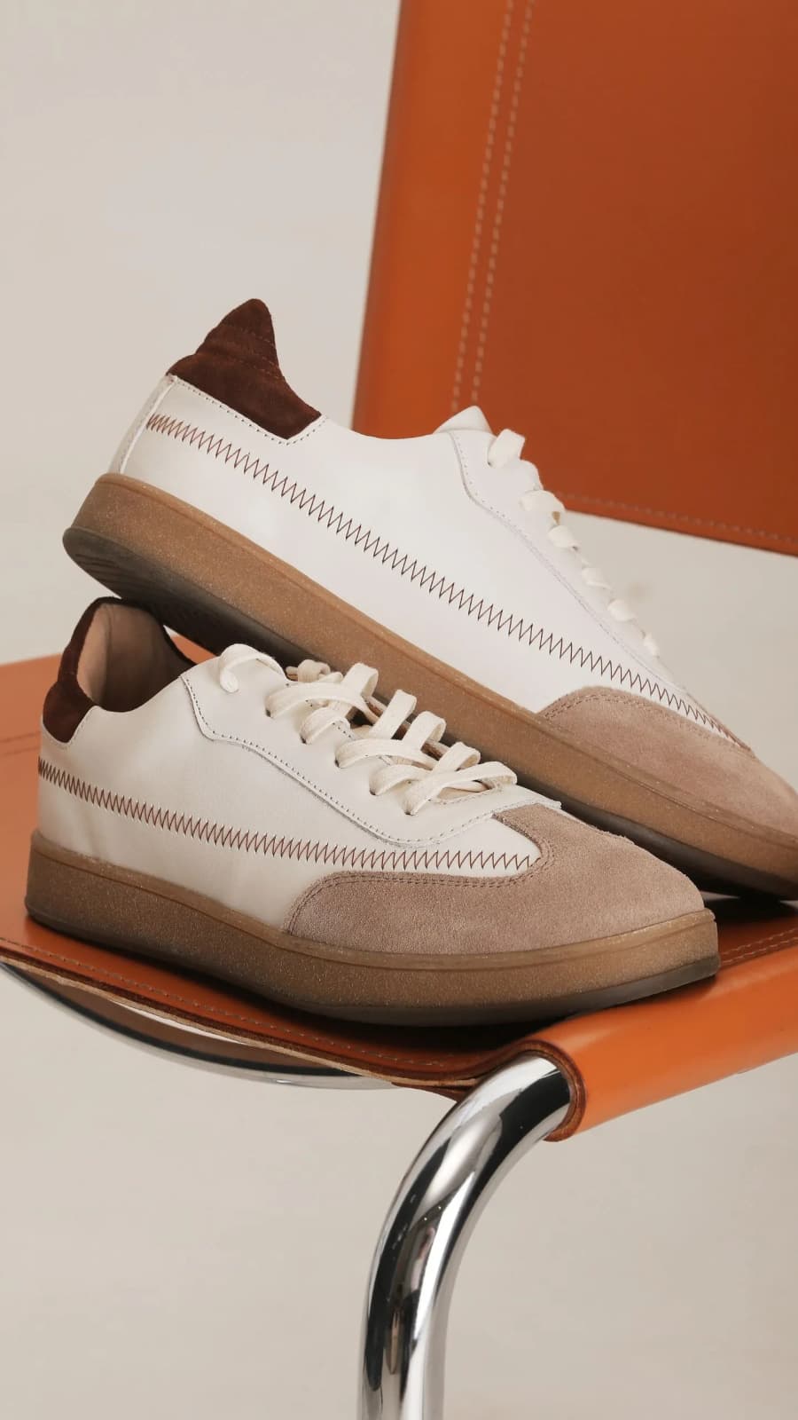 Шоколадно-молочні кеди зі шкіри та замші з декоративною зигзаг-строчкою на гумовій підошві (зображення 1 з 6)