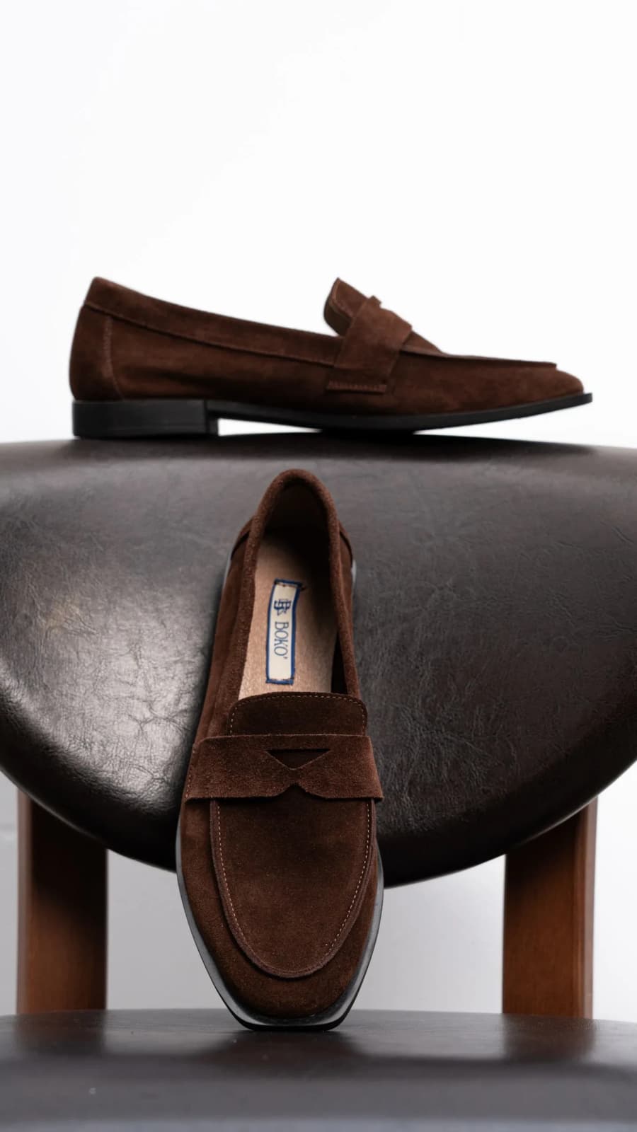 Шоколадні замшеві лофери BOKO крупним планом на кріслі (зображення 1 з 3)