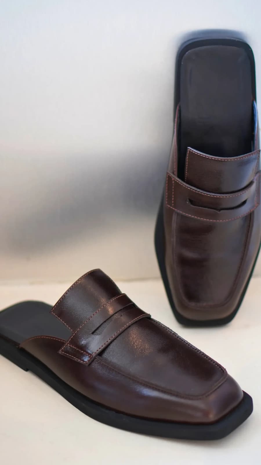 Шкіряні коричневі мюлі без задника — вигляд зверху та збоку (зображення 1 з 2)