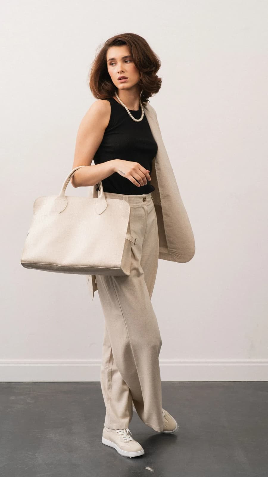 Модель із саквояжем Brunnera молочним у світлому тотал-луці (зображення 1 з 4)