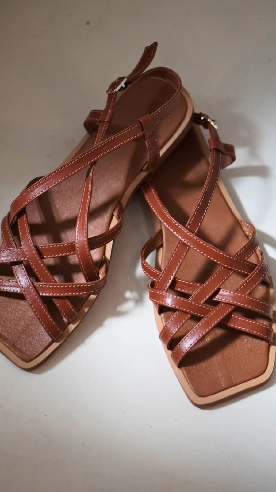 Сандалі коричневі шкіряні, вигляд під кутом, переплетені ремінці (зображення 1 з 4)