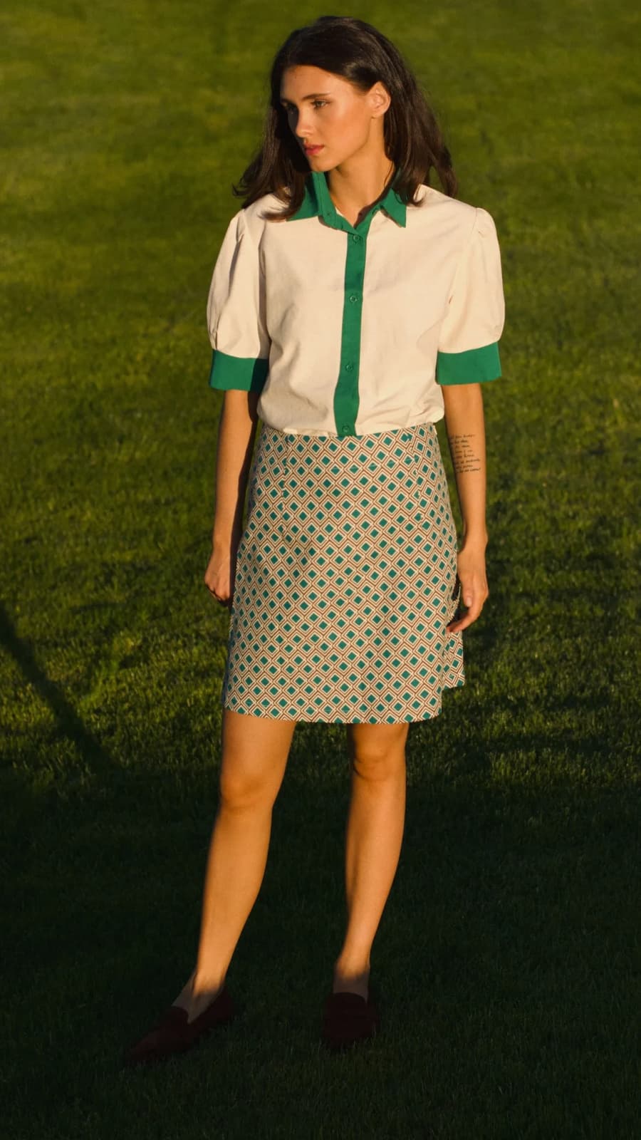 Спідниця-трапеція з бірюзовими ромбами, повний зріст, літній лук (зображення 1 з 4)