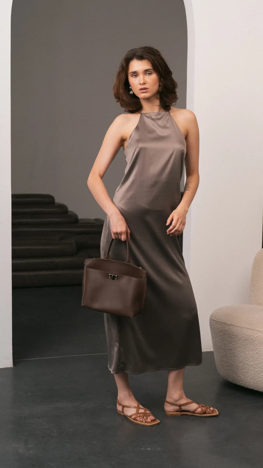 Графітова сатинова сукня міді, повний зріст у русі (зображення 1 з 5)