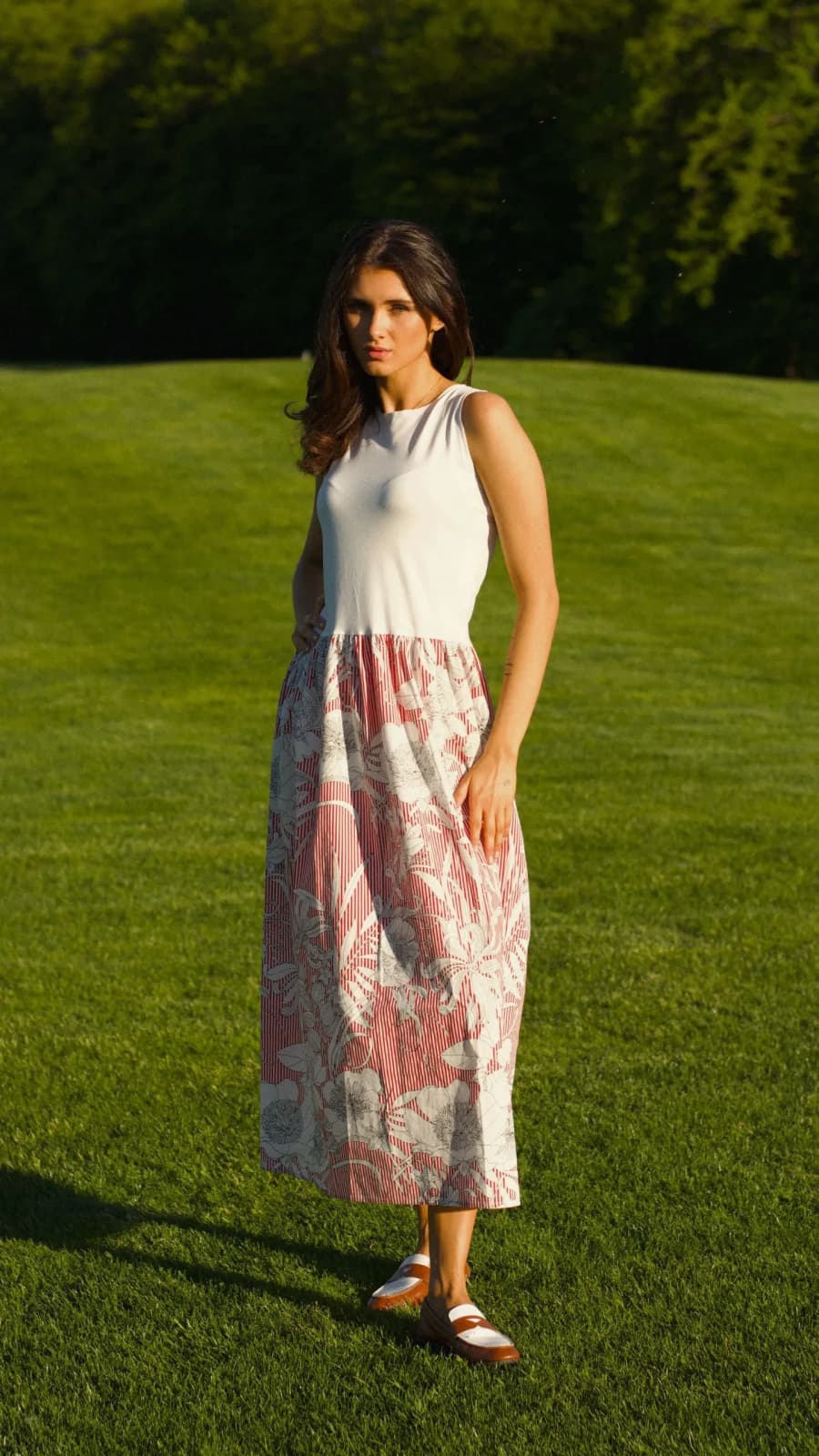 Сукня максі: білий трикотажний верх у поєднанні з довгою бавовняною спідницею з квітковим принтом (зображення 1 з 2)