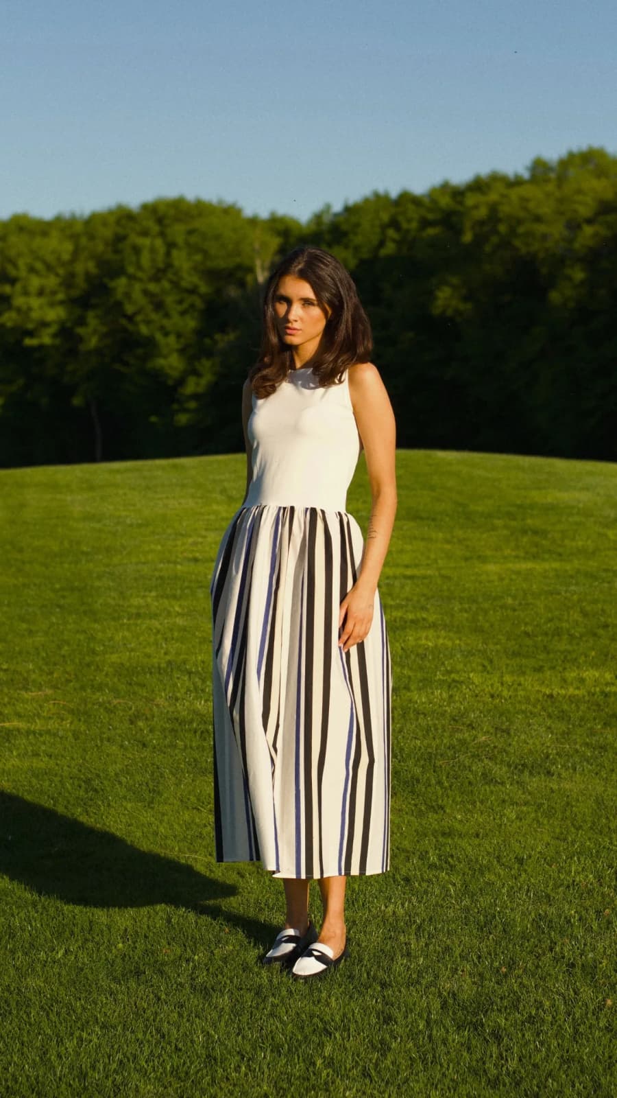 Біла сукня максі з трикотажним верхом і смугастою бавовняною спідницею — повний вигляд (зображення 1 з 2)