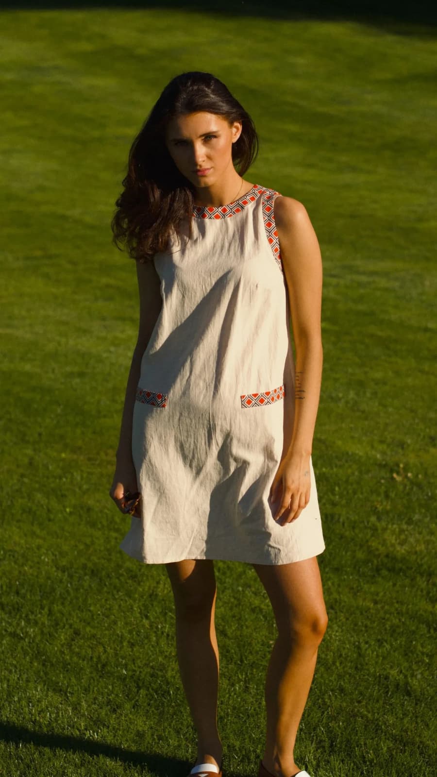 Сукня-трапеція з бавовни, молочна основа, помаранчеві канти по горловині й проймах, вид спереду. (зображення 1 з 3)