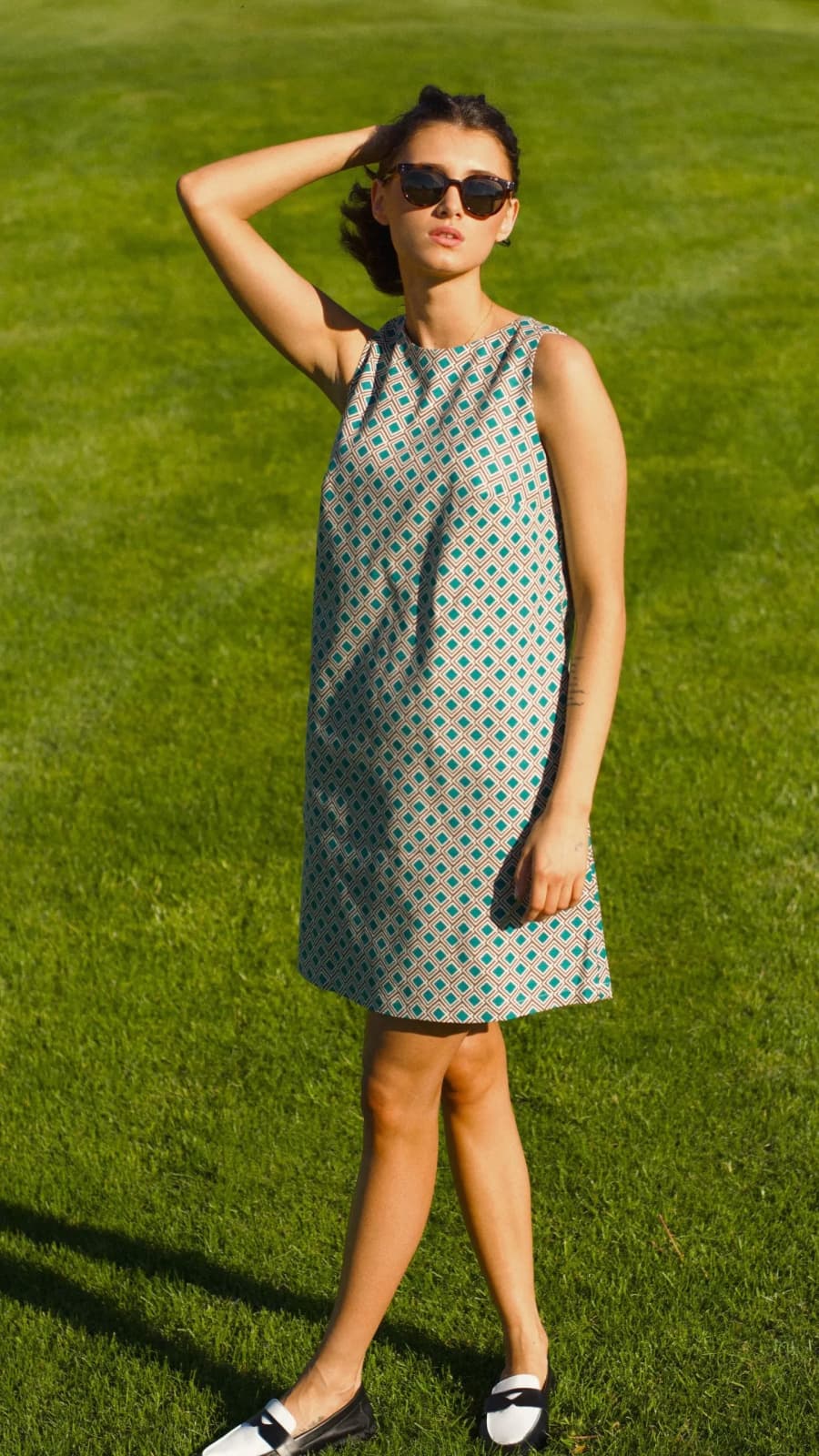 Сукня-трапеція з принтом у ромби, зелений варіант, повний силует на траві (зображення 1 з 6)