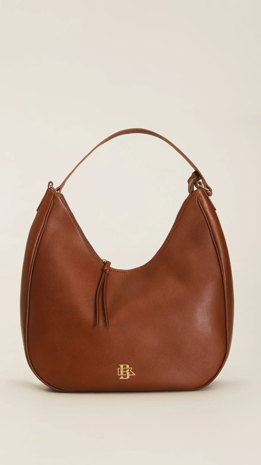 Студійний кадр коричневої шкіряної сумки хобо, фронтальний вид. (зображення 1 з 8)