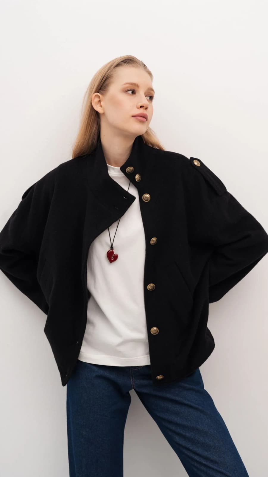Чорна вовняна куртка з золотими ґудзиками, стійка комір-стойка, поєднана з білою футболкою (зображення 1 з 10)