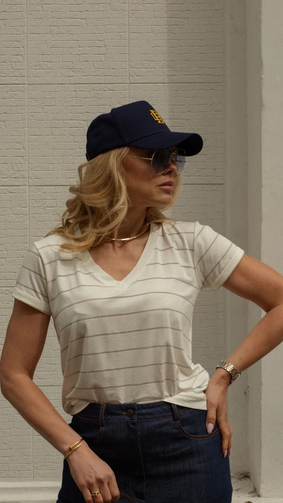 Повний образ — молочна футболка у смужку з темно-синім блейзером, бордові широкі брюки (зображення 1 з 4)