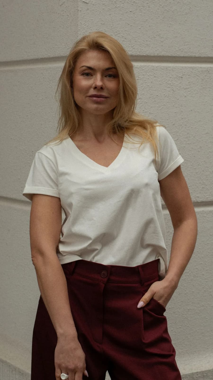 Футболка з V-вирізом, молочний колір — півпостаті, базова жіноча бавовняна футболка (зображення 1 з 4)