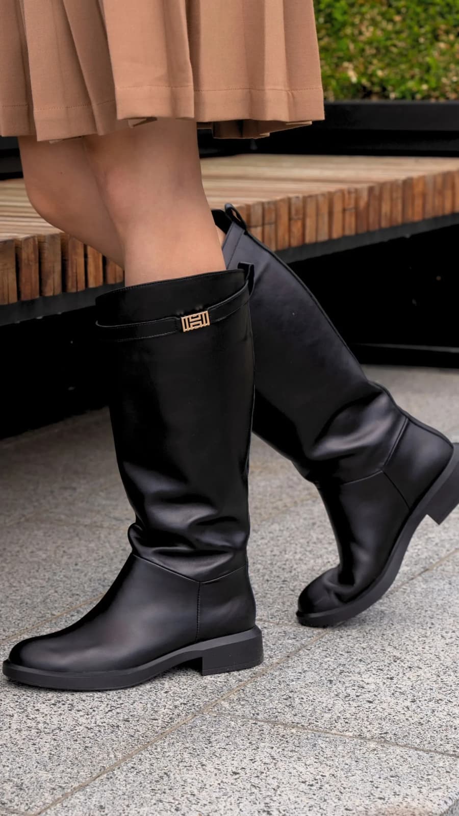 Жіночі чорні шкіряні чоботи-жокеї до коліна на низькому ходу — вид спереду на нозі (зображення 1 з 2)