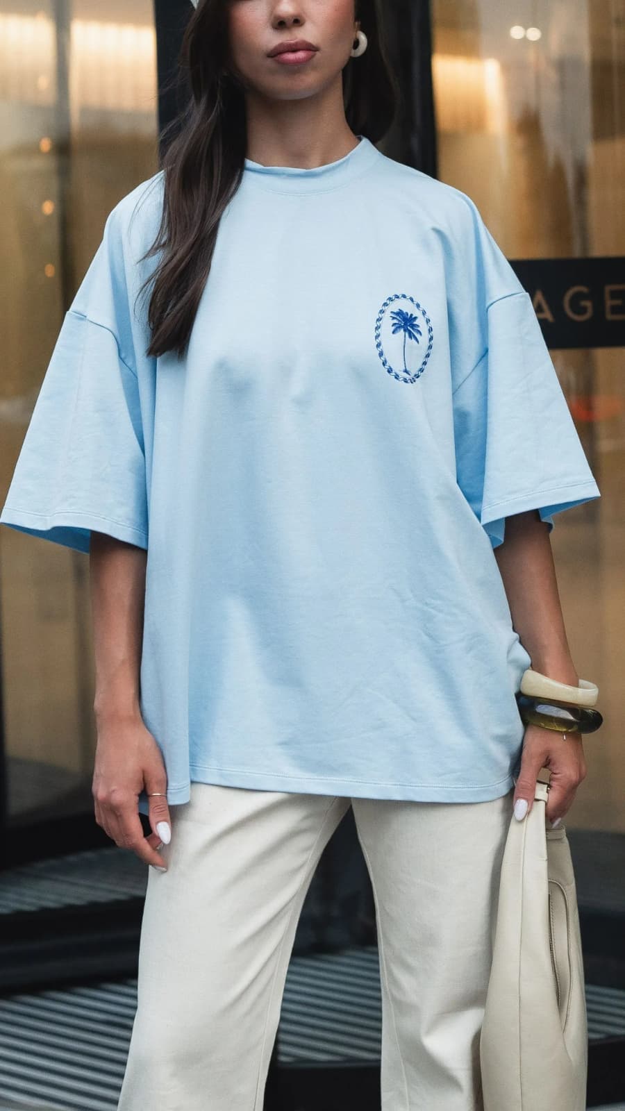 вітло-блакитна жіноча oversize футболка BEACH CLUB PALM з емблемою пальми на грудях (зображення 1 з 1)