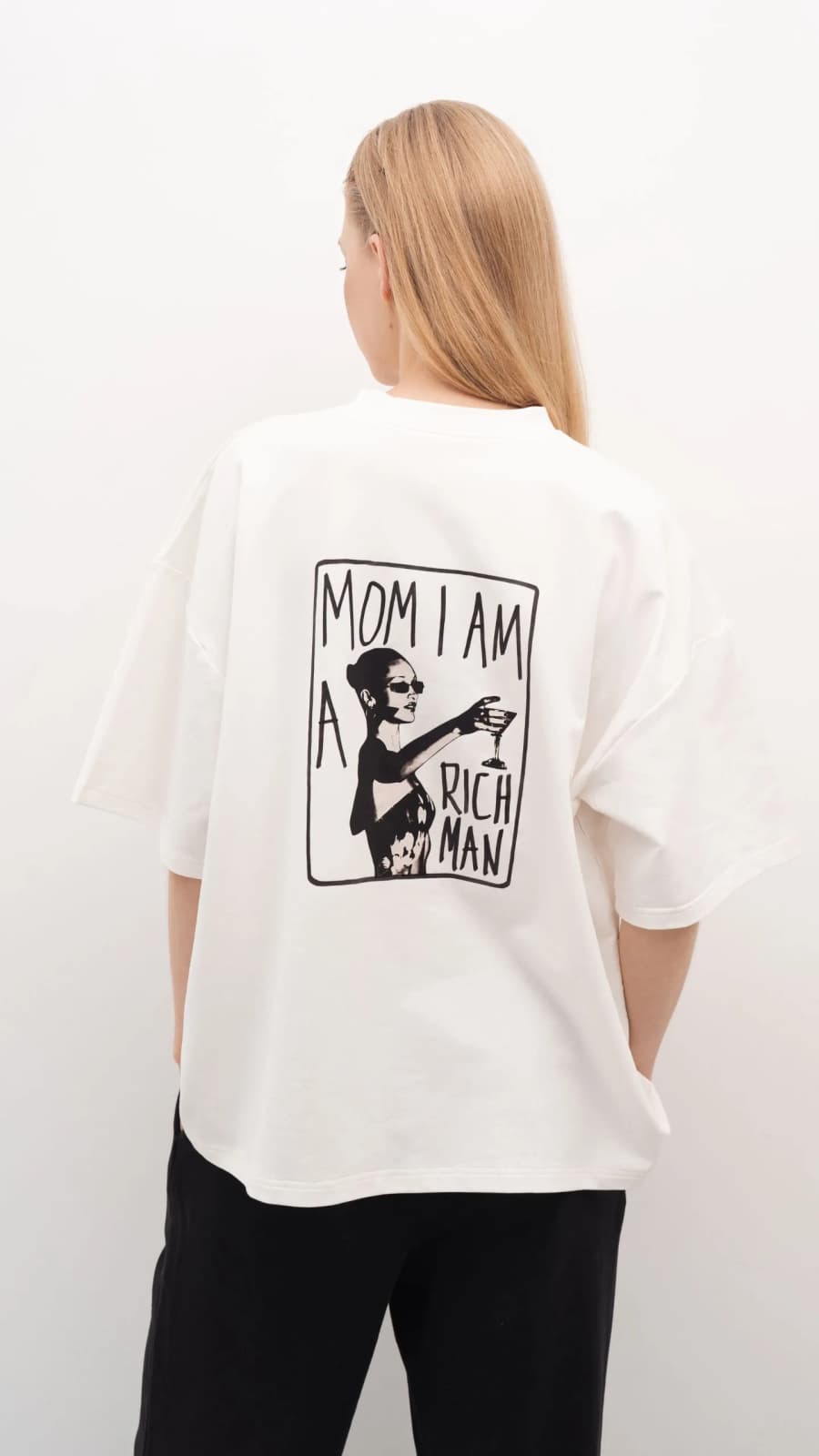 Задній вигляд: великий принт MOM I AM A RICH MAN на спинці (зображення 1 з 5)