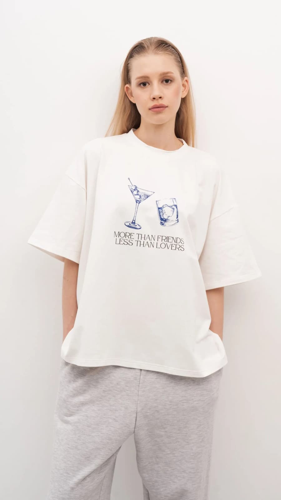 Біла oversize футболка з синім принтом “More Than Friends, Less Than Lovers”, фронтальний ракурс (зображення 1 з 3)