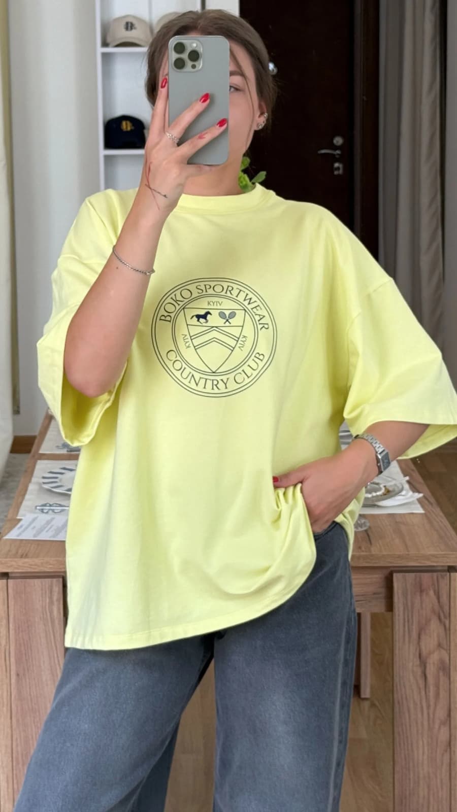 Селфі у дзеркалі в жовтій футболці BOKO SPORT, оверсайз посадк (зображення 1 з 5)
