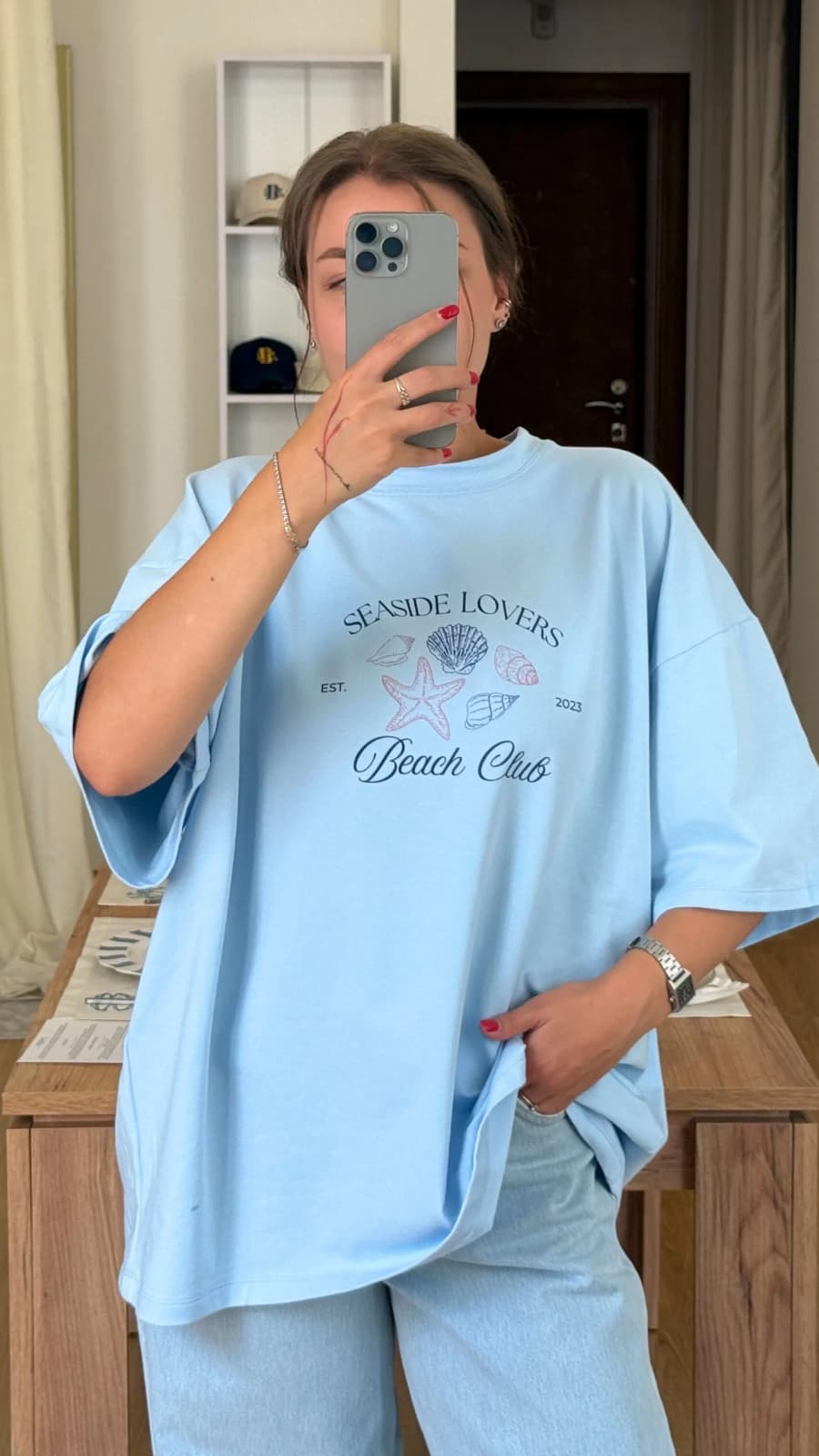 Блакитна футболка SEASIDE LOVERS oversize з принтом Beach Club — вид спереду на моделі (зображення 1 з 2)