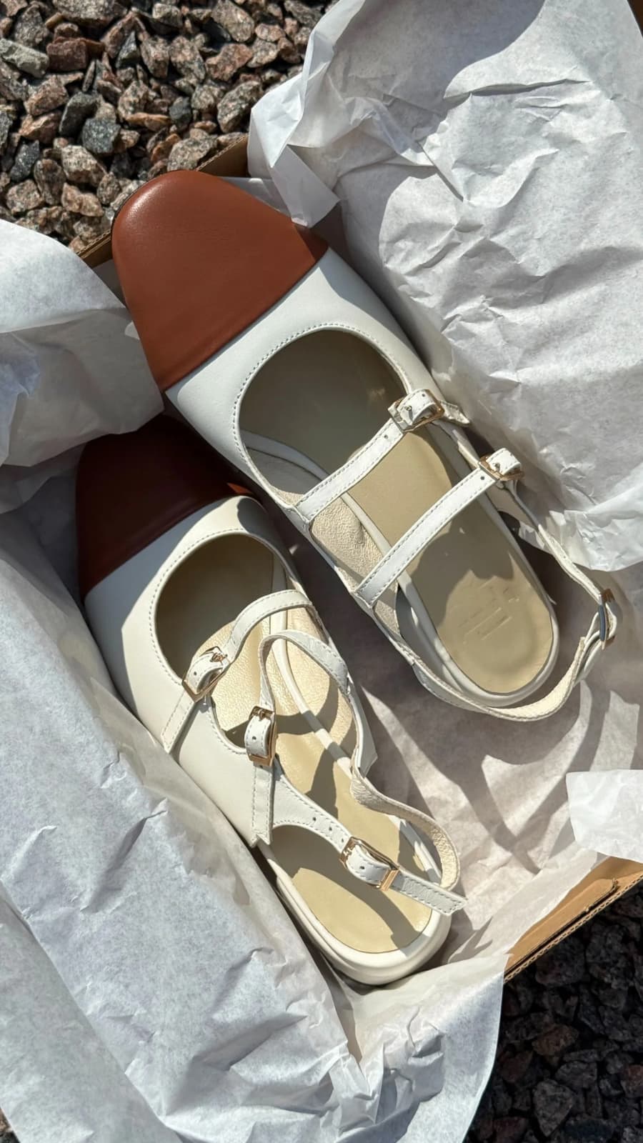 Слінгбеки Mary Jane з двома ремінцями, молочна шкіра з карамельним носком (зображення 1 з 4)