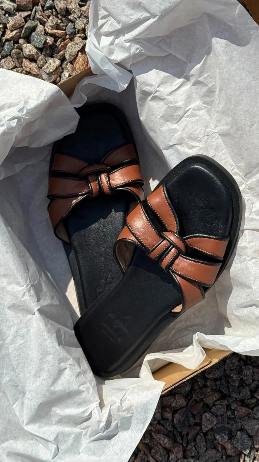 Жіночі шкіряні шльопанці чорні з контрастними ремінцями, фото у коробці (зображення 1 з 4)