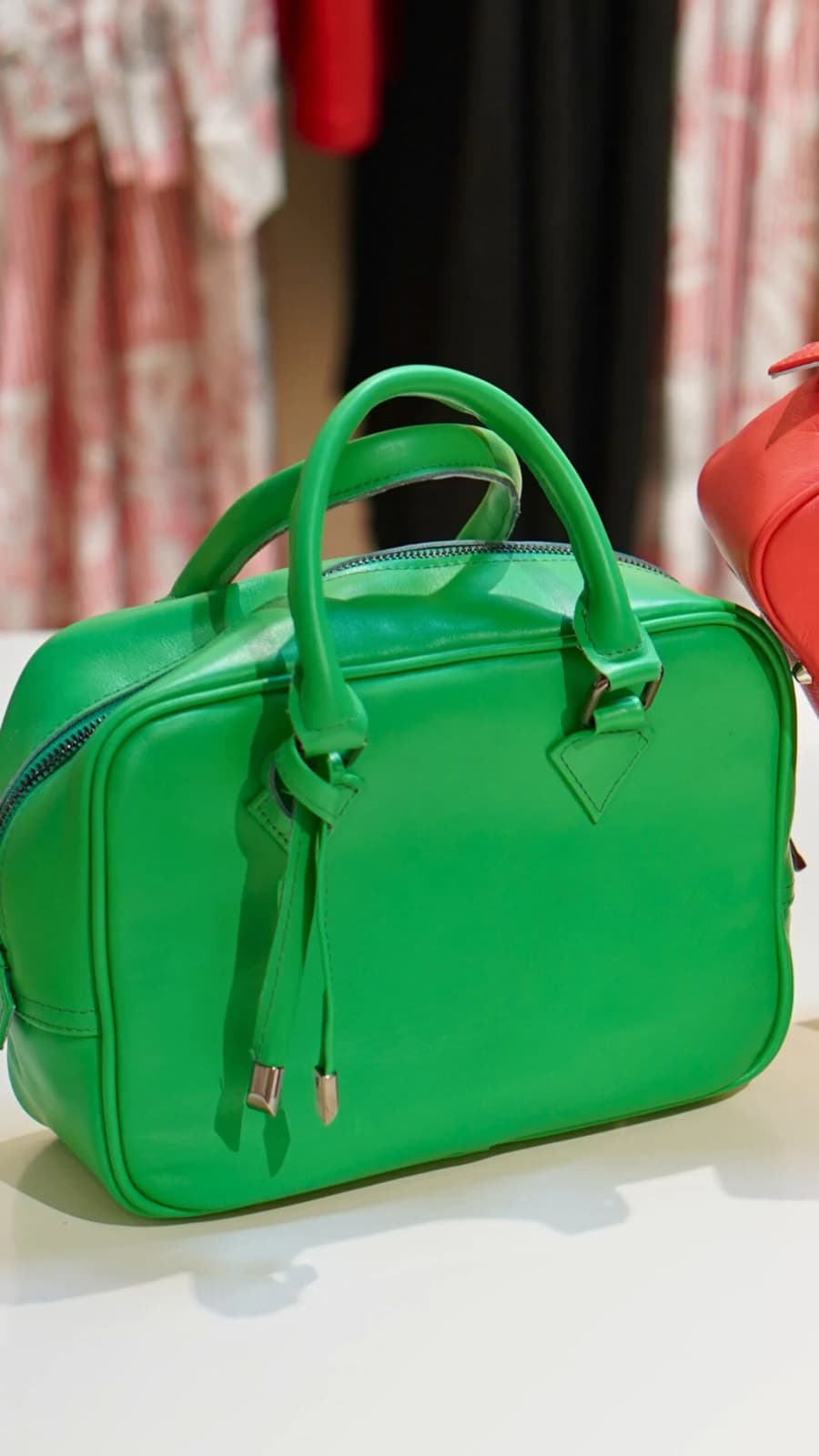 Яскраво-зелена структурована сумка з натуральної шкіри, крупний план (зображення 1 з 2)